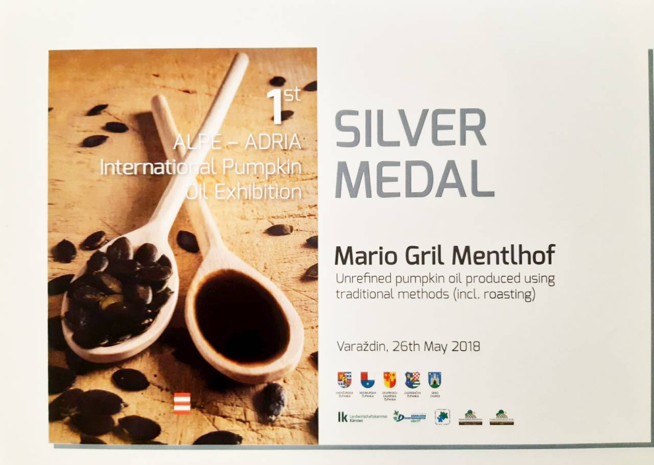 Urkunde (Silbermedaille) der ersten internationalen Alpe Adria Kürbiskernölprämierung vom 26. Mai 2018, ausgestellt in Varazdin, Kroatien.